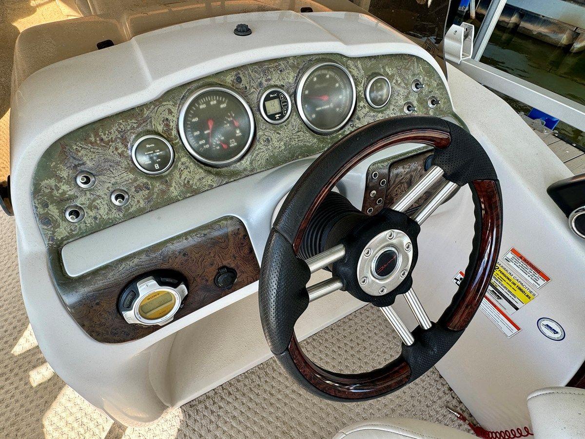 Купить яхту 08 Manitou Legacy 24 Tritoon NLDF - MANITOU в Shestakov Yacht Sales