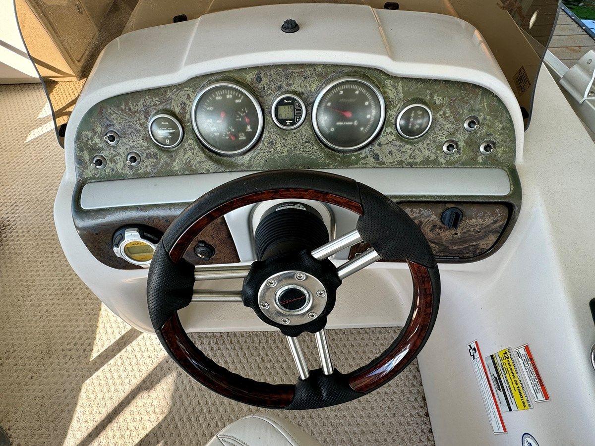 Лучшая цена на 08 Manitou Legacy 24 Tritoon NLDF - MANITOU