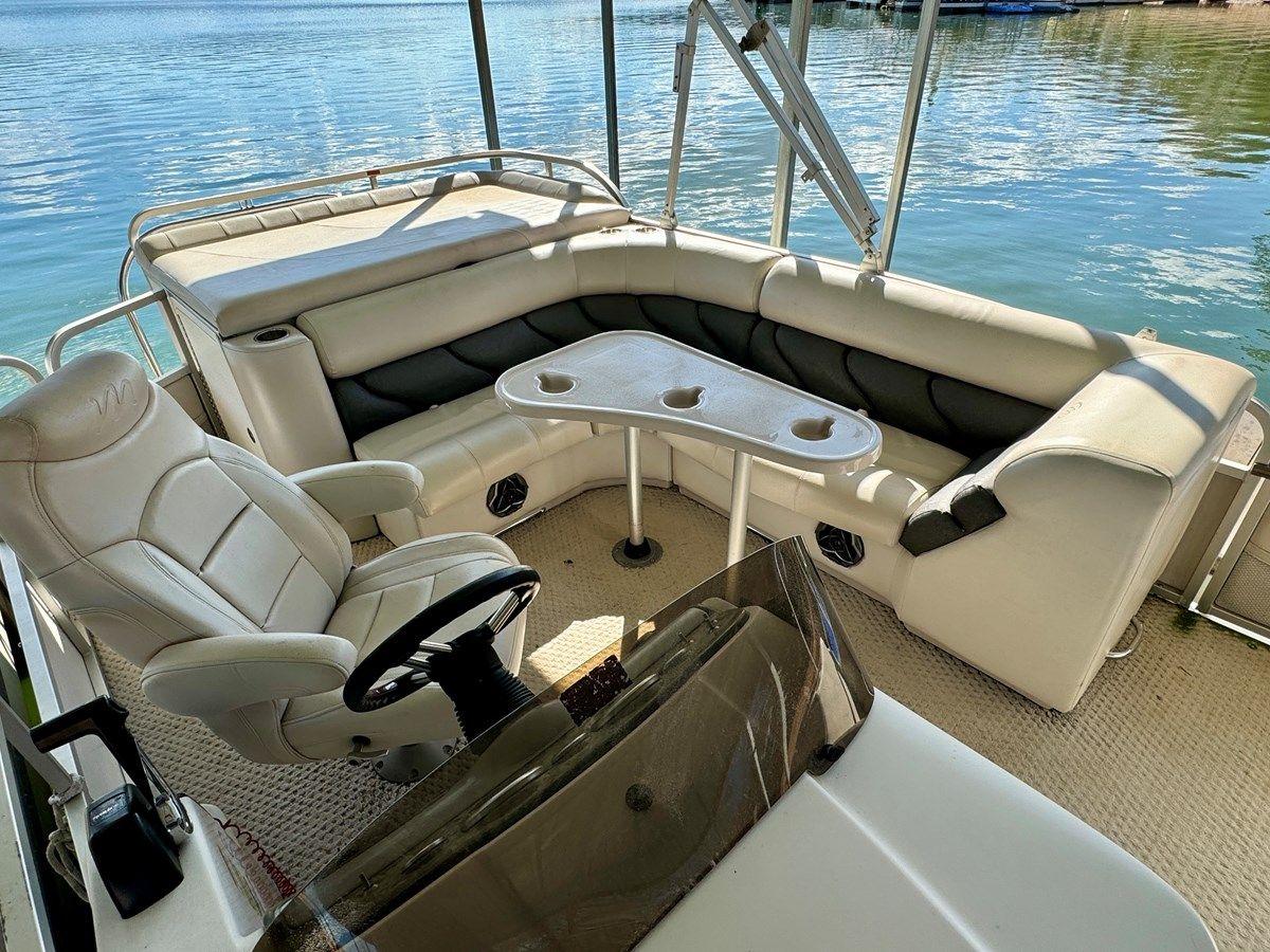 Купить 08 Manitou Legacy 24 Tritoon NLDF - MANITOU