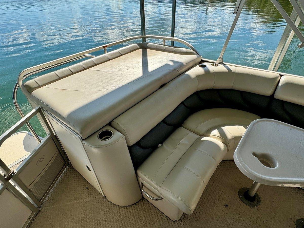 08 Manitou Legacy 24 Tritoon NLDF Legacy 24 Tritoon
