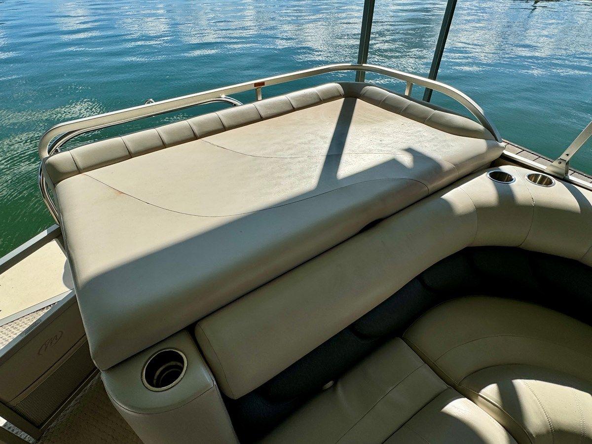 08 Manitou Legacy 24 Tritoon NLDF 27