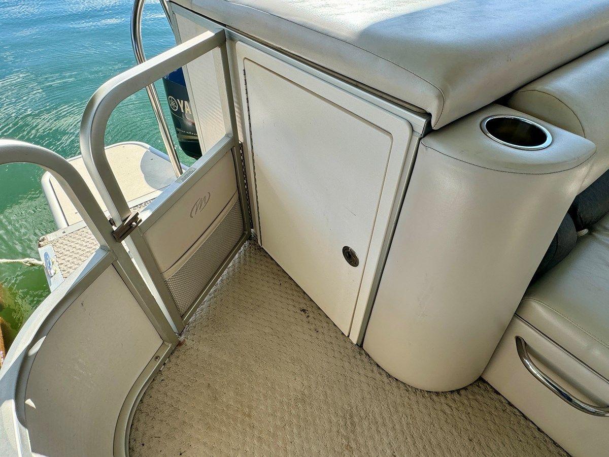 Стоимость яхты 08 Manitou Legacy 24 Tritoon NLDF - MANITOU