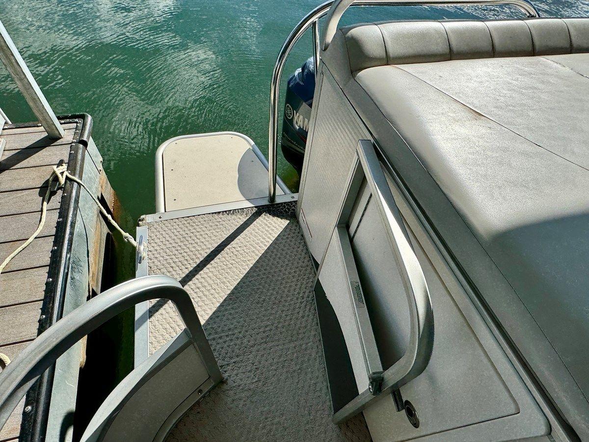 Купить 08 Manitou Legacy 24 Tritoon NLDF - MANITOU