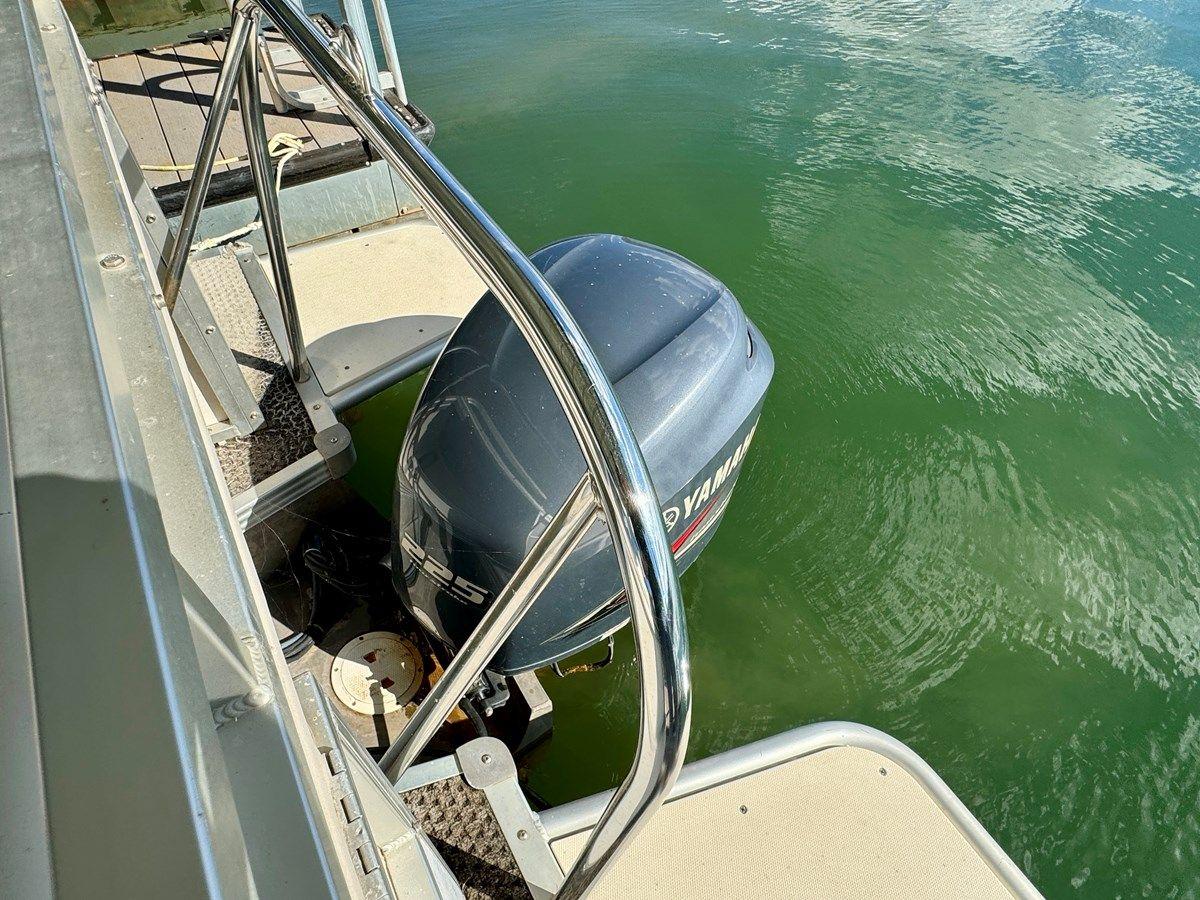 Стоимость яхты 08 Manitou Legacy 24 Tritoon NLDF - MANITOU