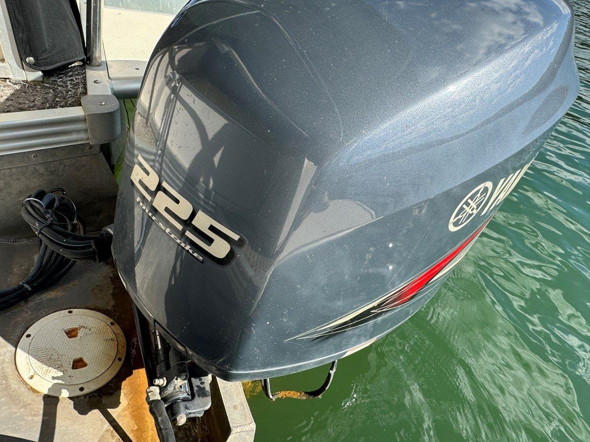 Продажа яхты 08 Manitou Legacy 24 Tritoon NLDF - MANITOU