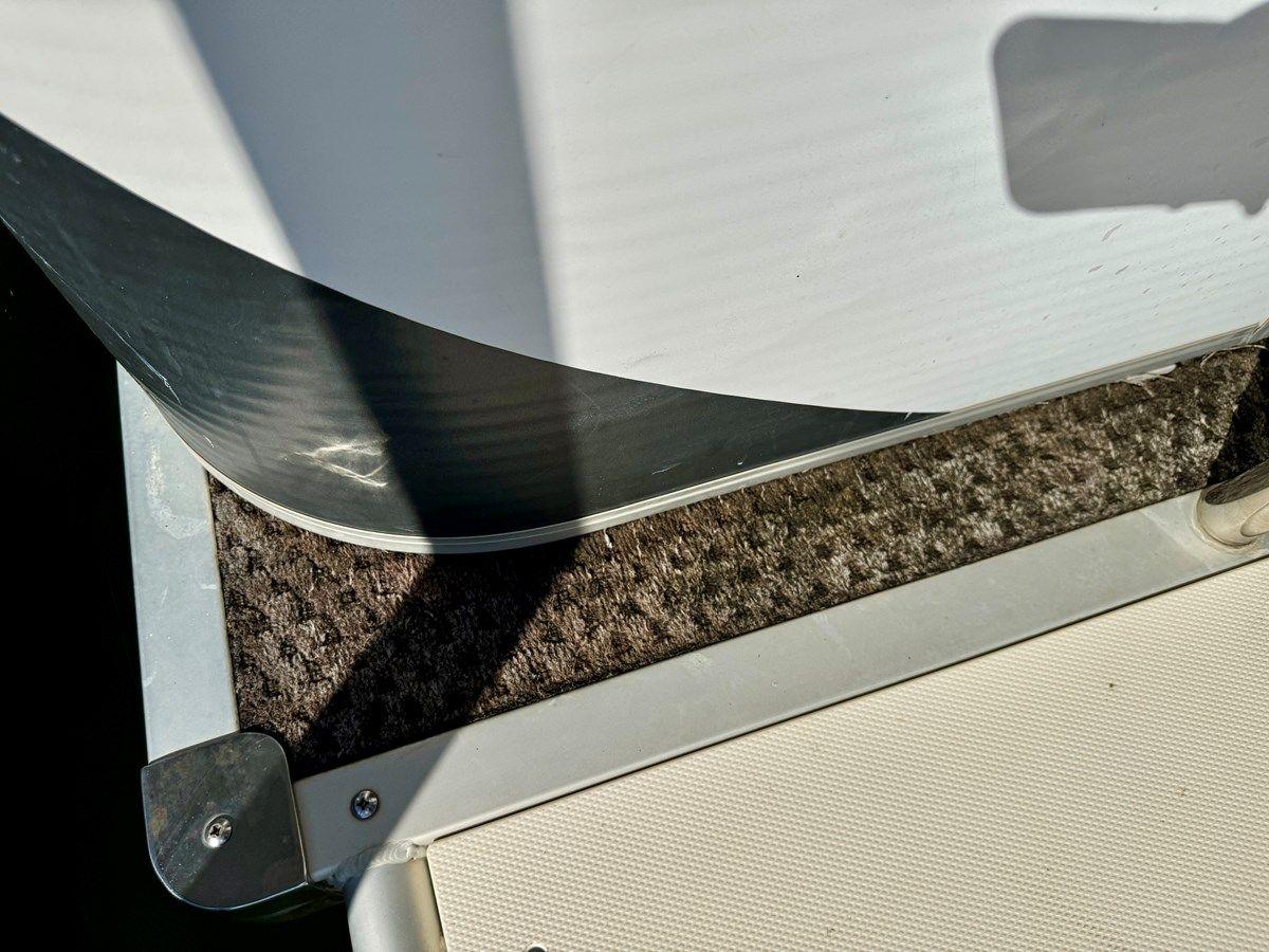 Продажа яхты 08 Manitou Legacy 24 Tritoon NLDF