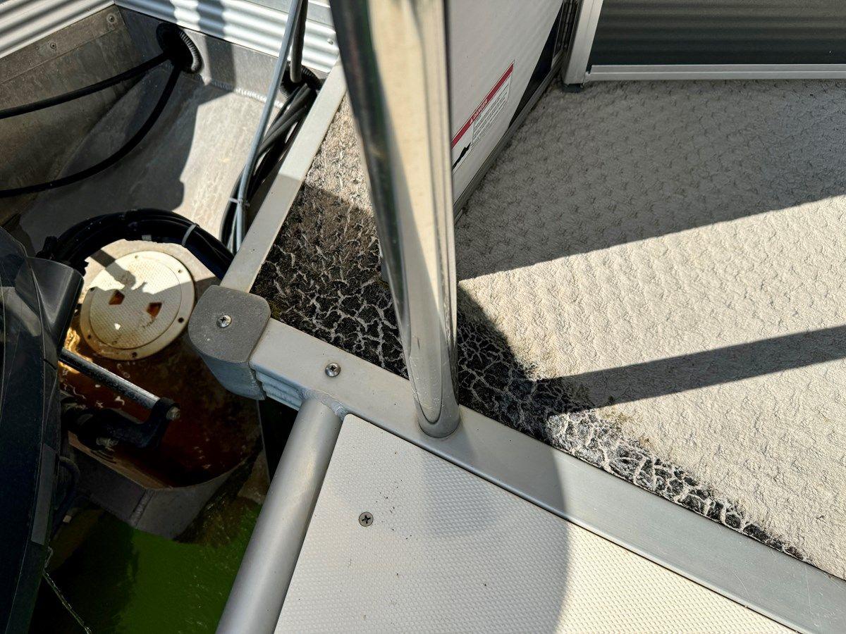 Продажа яхты 08 Manitou Legacy 24 Tritoon NLDF Legacy 24 Tritoon