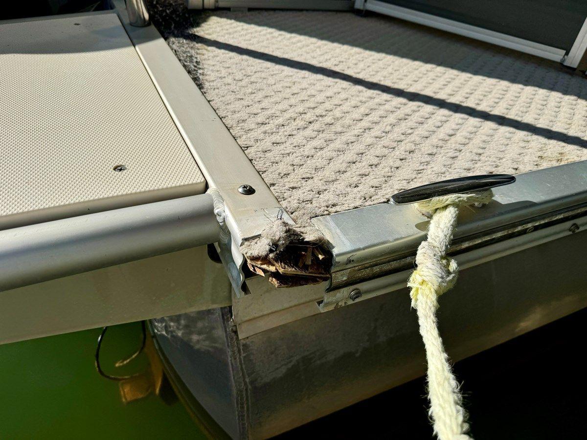 Лучшая цена на 08 Manitou Legacy 24 Tritoon NLDF 27