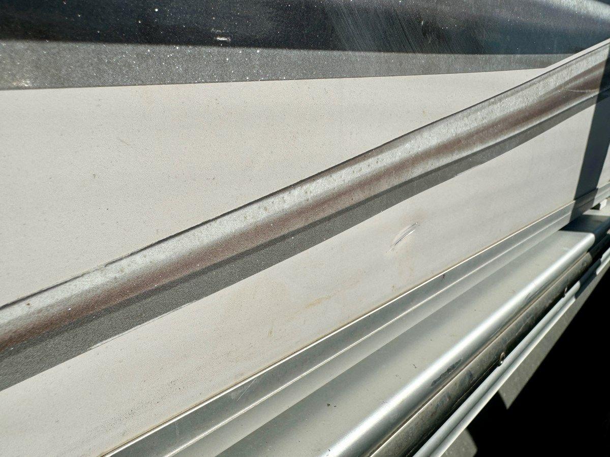 08 Manitou Legacy 24 Tritoon NLDF