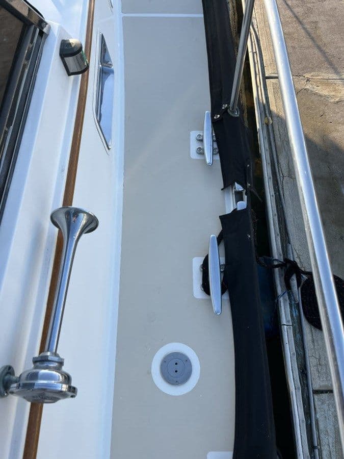 the best price on LIO KAI Eastbay 38