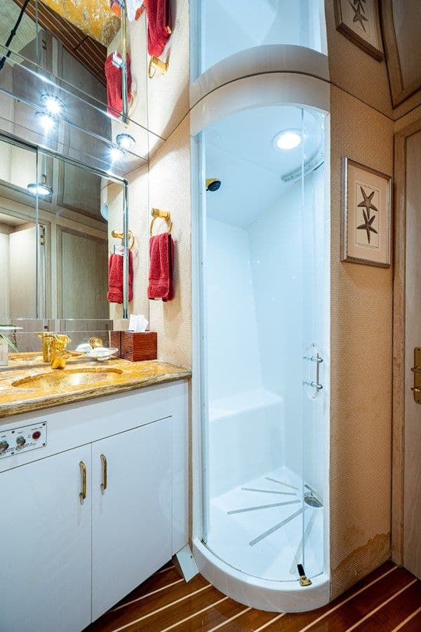 ENCHANTRESS - Hatteras