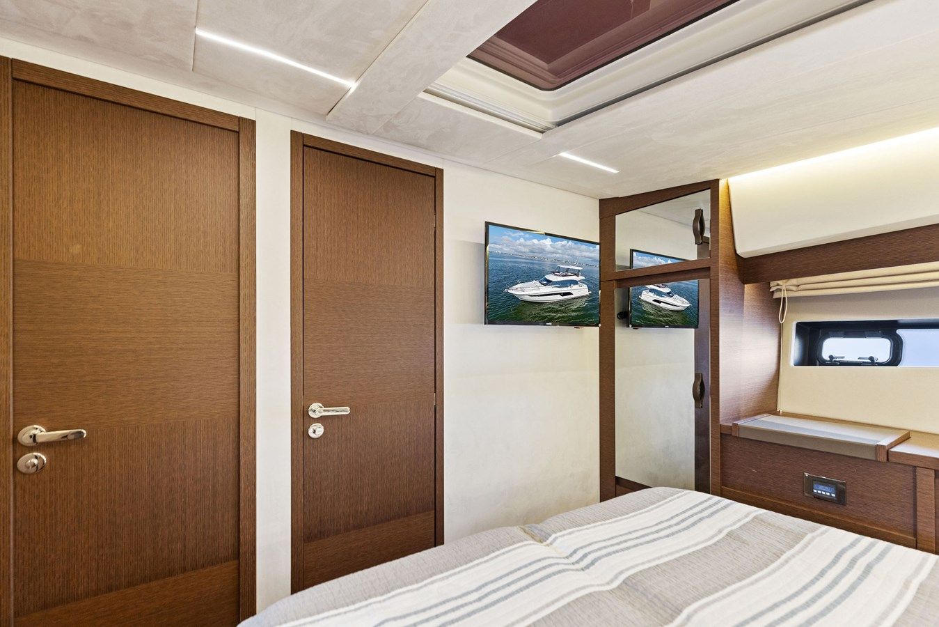 Купить яхту H2OFFICE - PRESTIGE в Shestakov Yacht Sales