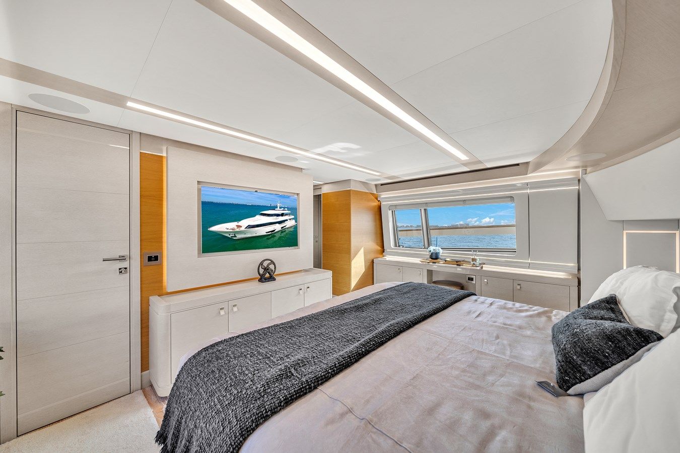 2015 Custom Line Navetta 28 - Custom Line