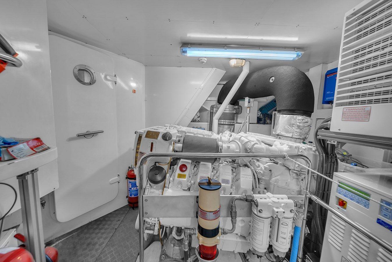 2015 Custom Line Navetta 28 - Custom Line