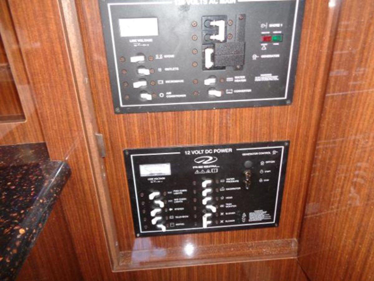 best yacht sales deals 3060 Window Express 2014