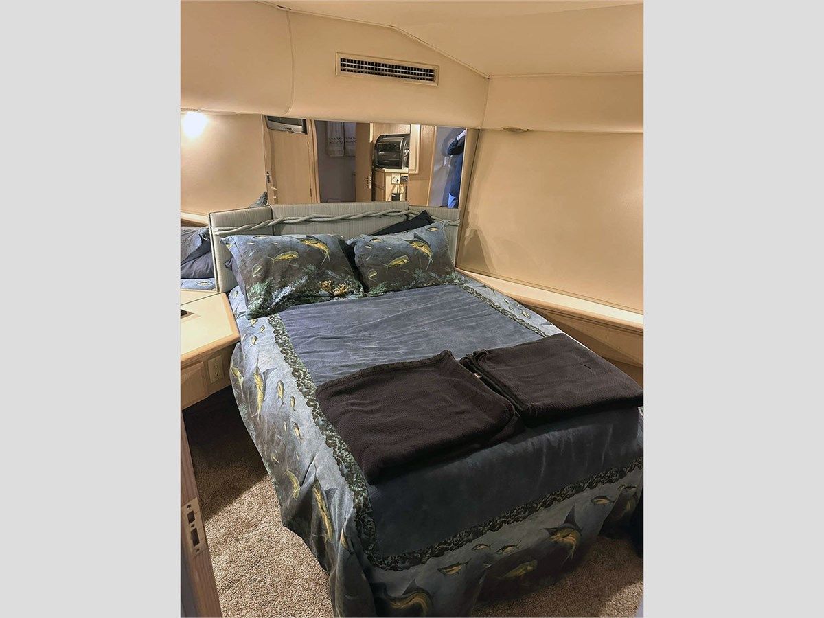 the best price on 54 HATTERAS 1994 54