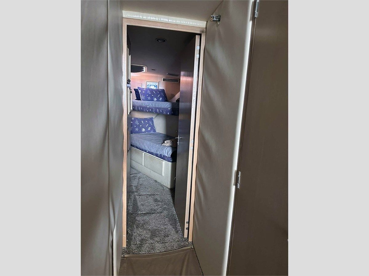 the best price on 54 HATTERAS 1994