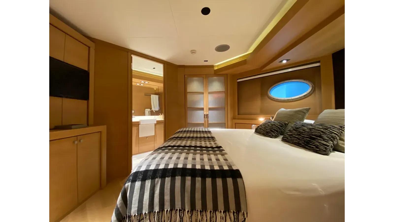 Купить ESCAPE 2005