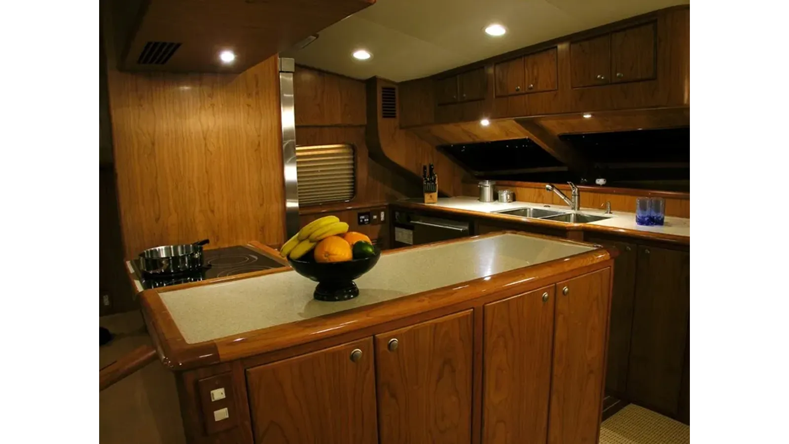 Купить яхту Mikelson 75 Sportfisher 75 в Shestakov Yacht Sales