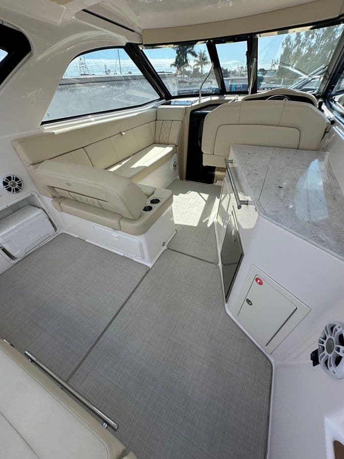Buy a yacht Regal 35 Sport Coupe 35 Sport Coupe