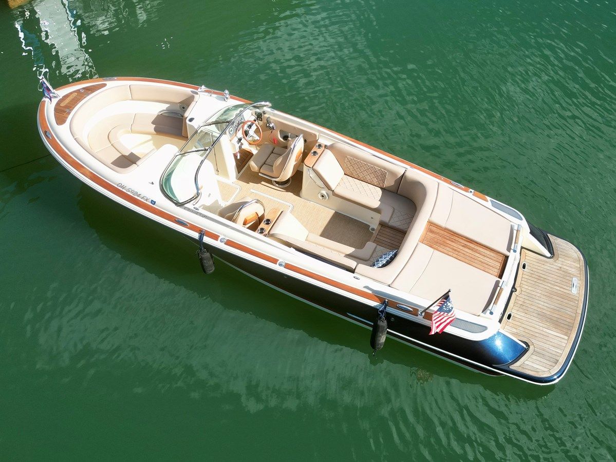 Buy a 018 Chris-Craft Launch 27 Heritage Trim Edition Surf Launch 27 Wake Surf Heritage Trim Edition at Shestakov Yacht Sales