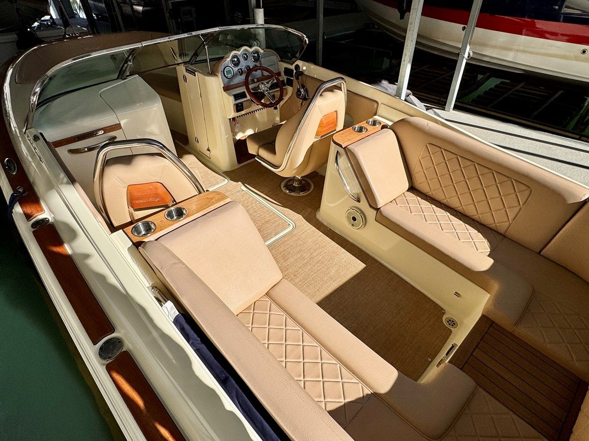 the best price on 018 Chris-Craft Launch 27 Heritage Trim Edition Surf - CHRIS-CRAFT