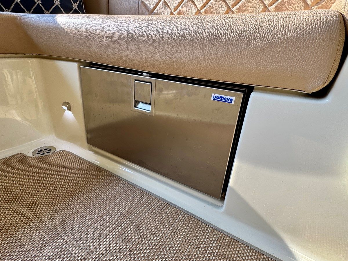 best yacht sales deals 018 Chris-Craft Launch 27 Heritage Trim Edition Surf - CHRIS-CRAFT