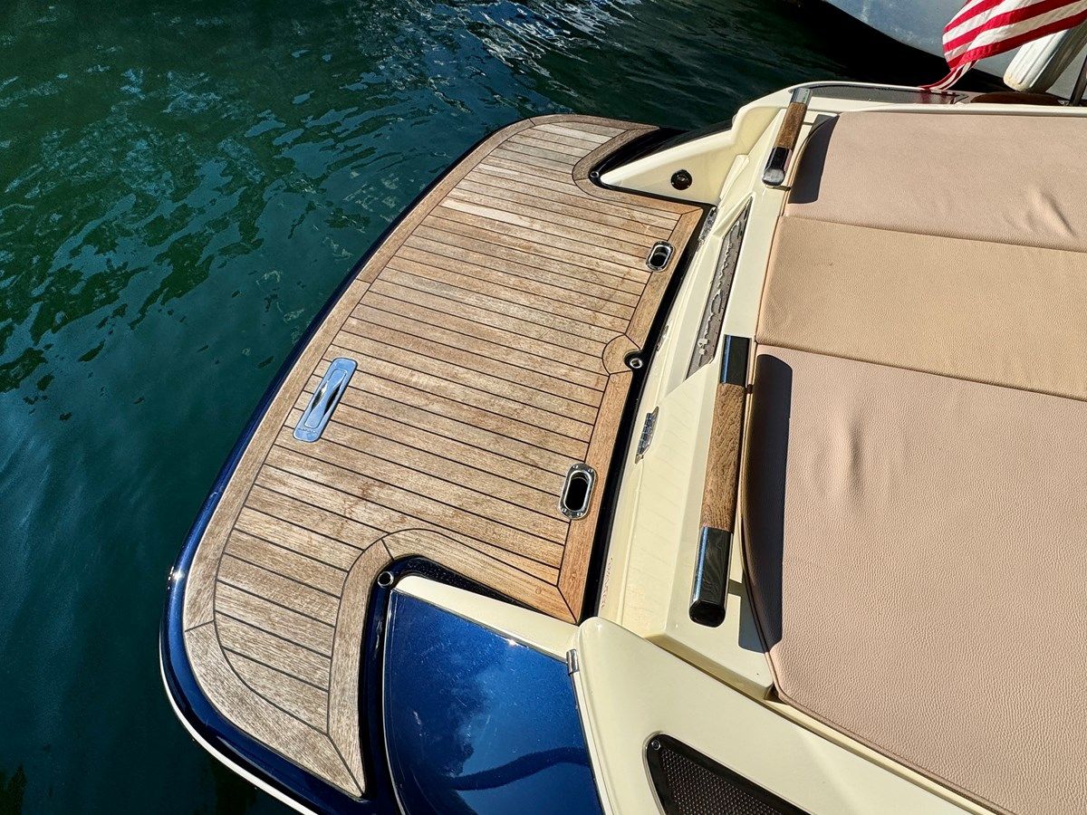 Buy a 018 Chris-Craft Launch 27 Heritage Trim Edition Surf - CHRIS-CRAFT at Shestakov Yacht Sales