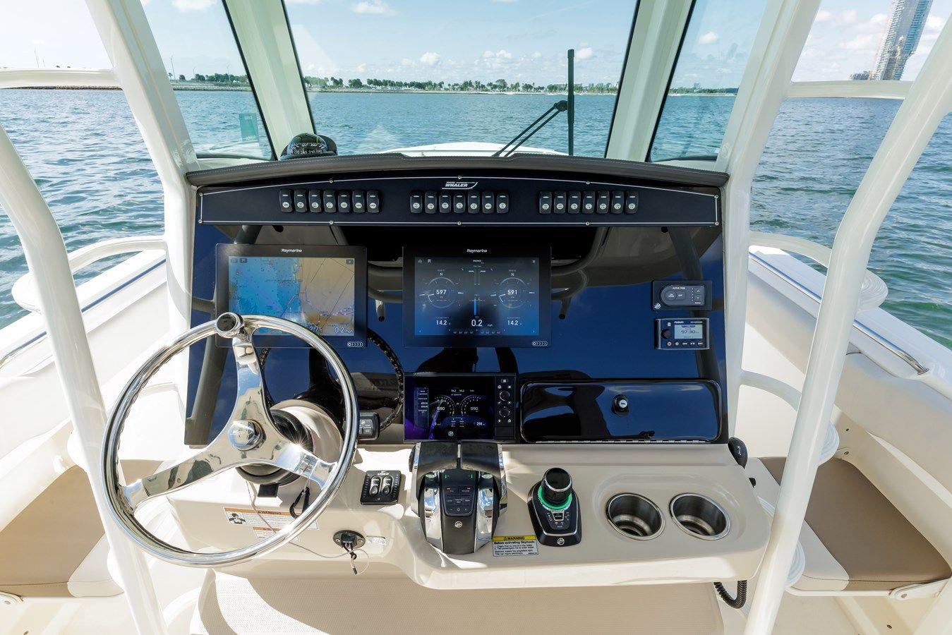 Лучшая цена на Boston Whaler 330 Outrage 2018