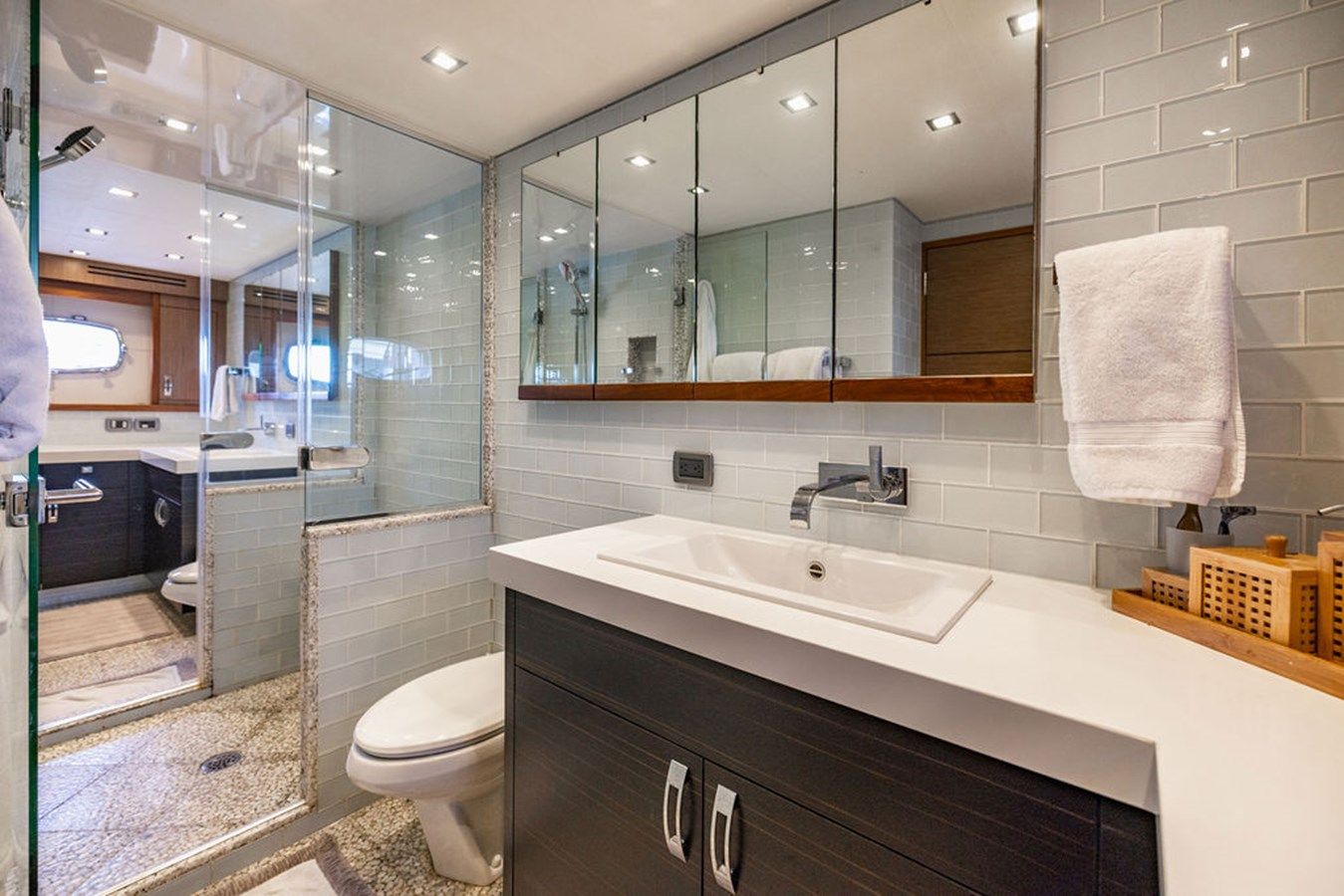 Buy a H2ome - Hatteras at Shestakov Yacht Sales