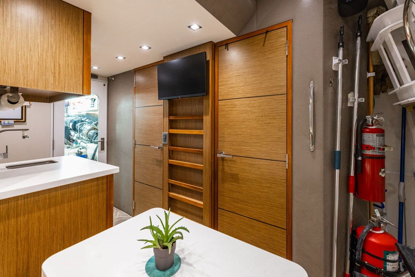 Buy a H2ome - Hatteras at Shestakov Yacht Sales