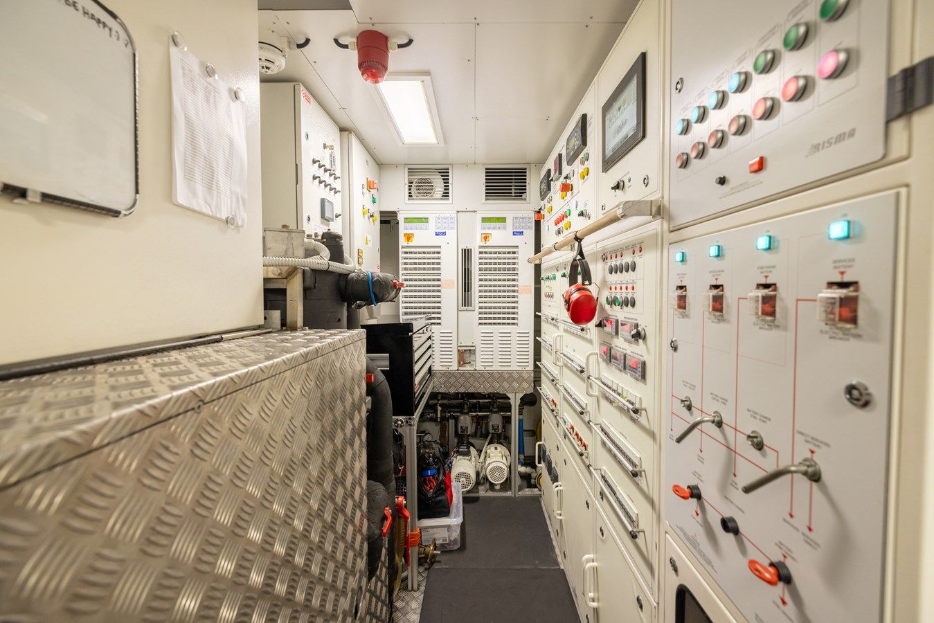 Стоимость яхты NAAV - PERSHING