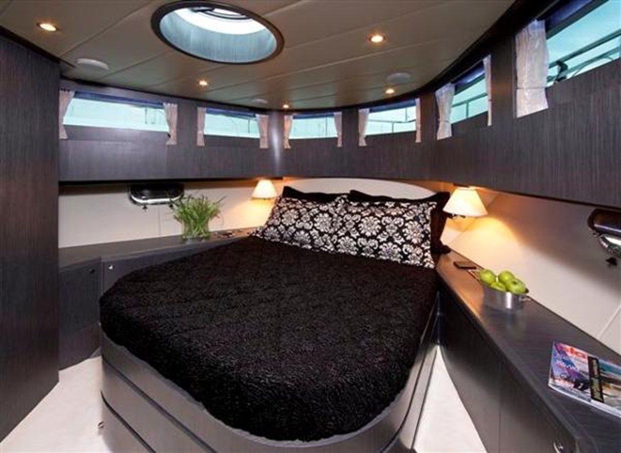 Лучшая цена на JOHNSON 83’ SKYLOUNGE WFISHING COCKPIT 83