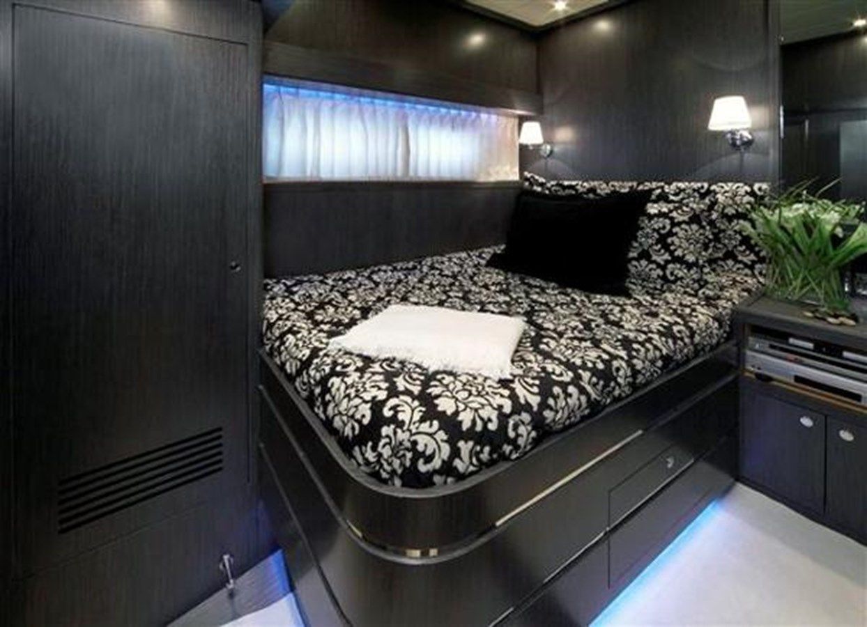 Купить яхту JOHNSON 83’ SKYLOUNGE WFISHING COCKPIT 2026 в Shestakov Yacht Sales