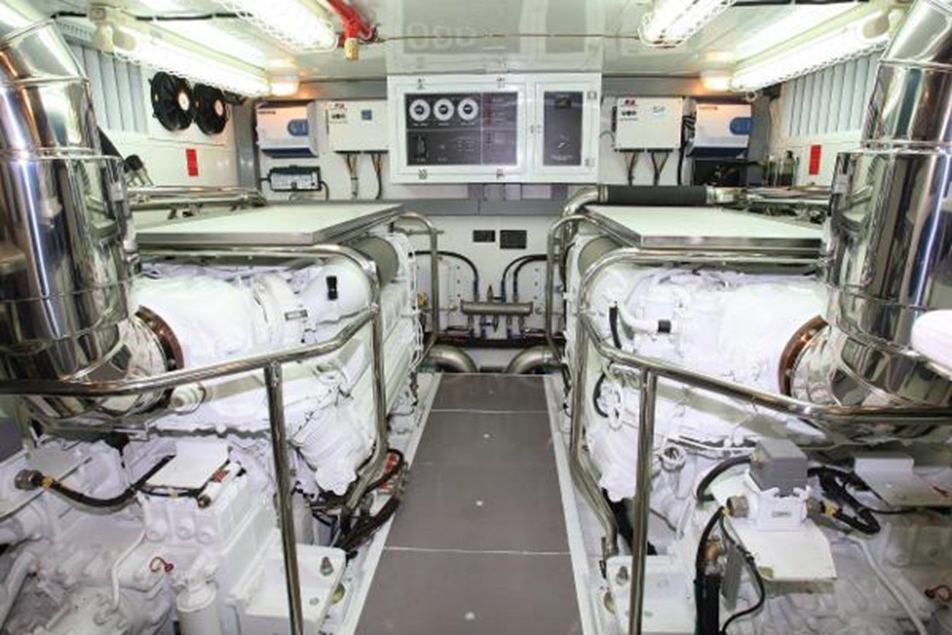 JOHNSON 83’ SKYLOUNGE WFISHING COCKPIT