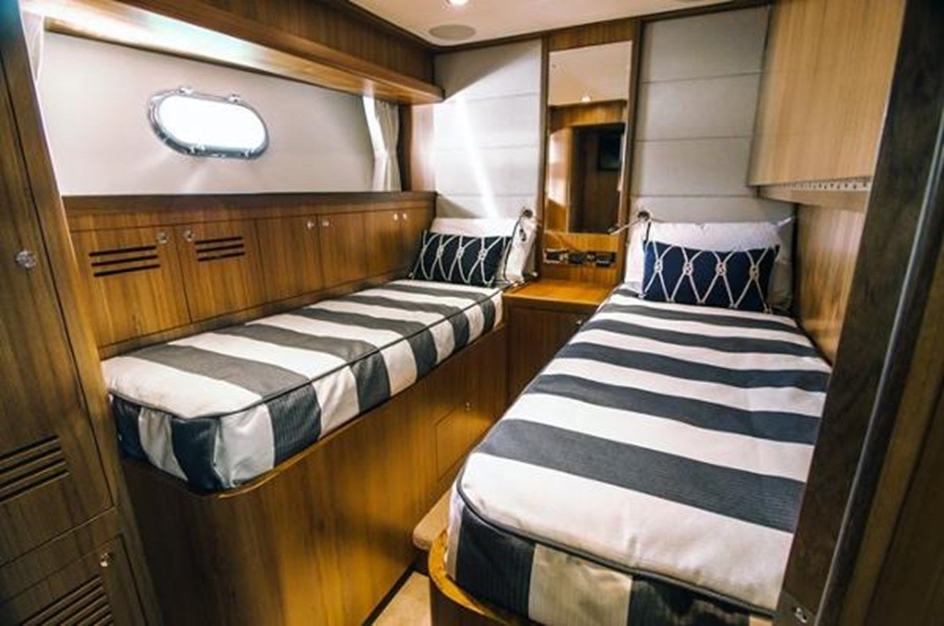 JOHNSON 83' SKYLOUNGE WHYDRAULIC PLATFORM - Johnson yacht sale