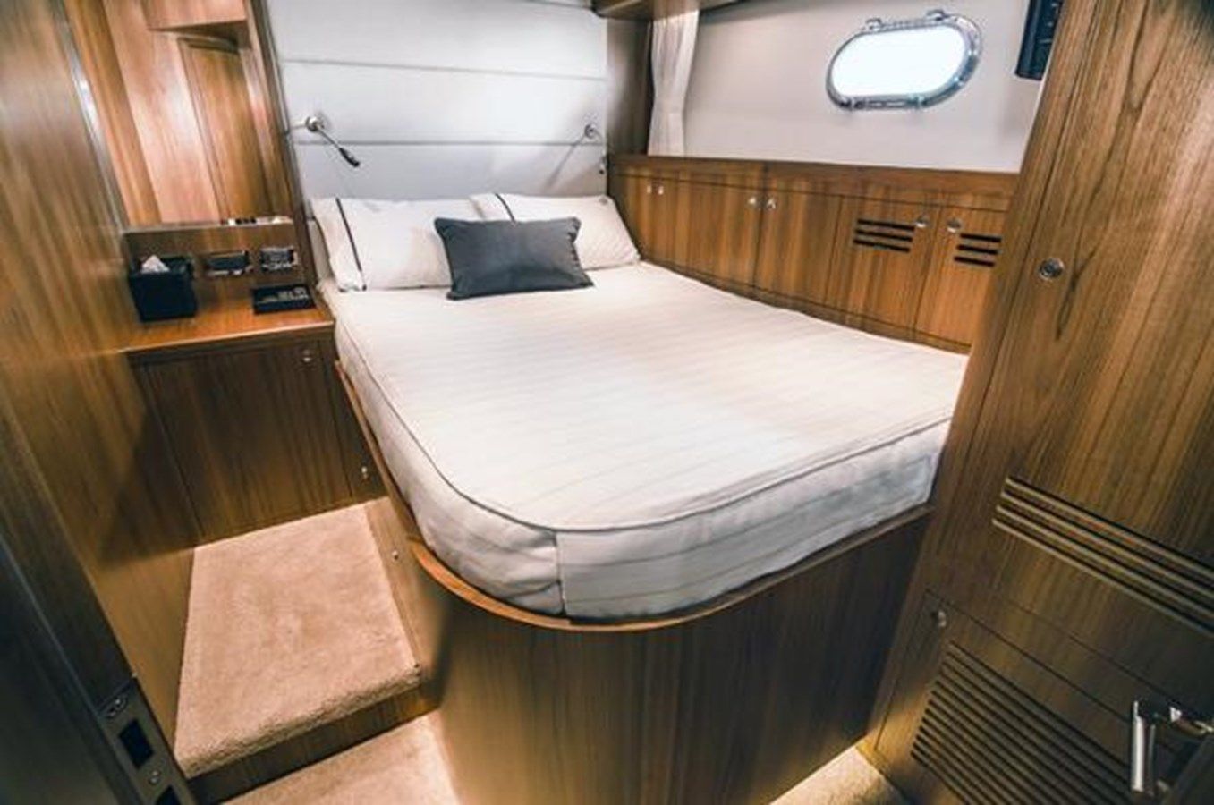 Buy a JOHNSON 83' SKYLOUNGE WHYDRAULIC PLATFORM 2026 at Shestakov Yacht Sales