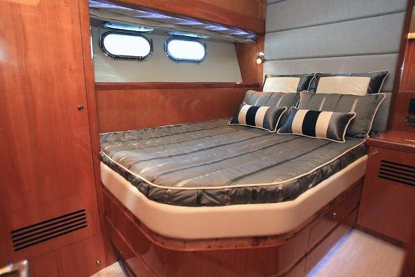 the best price on JOHNSON 83' FLYBRIDGE wFISHING COCKPIT