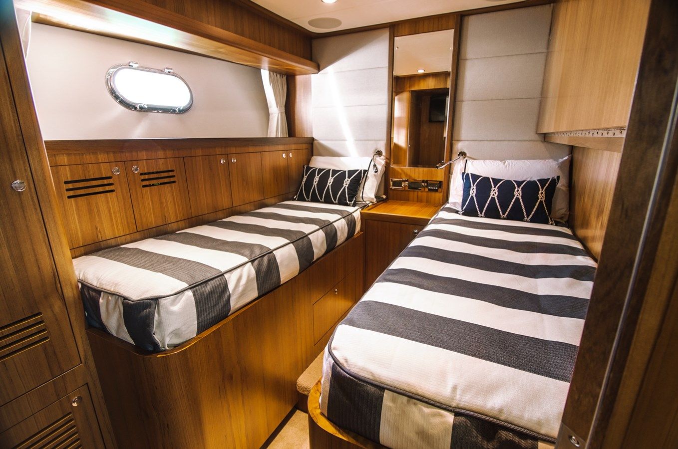 Купить яхту JOHNSON 80' SKYLOUNGE WHYDRAULIC PLATFORM 80 в Shestakov Yacht Sales