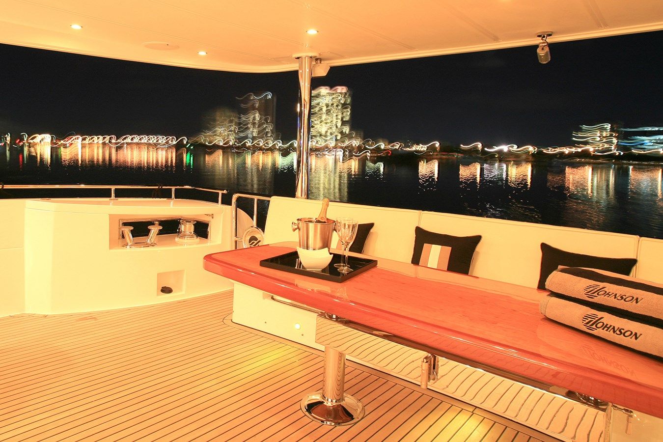 Стоимость яхты JOHNSON 80' SKYLOUNGE WHYDRAULIC PLATFORM - Johnson