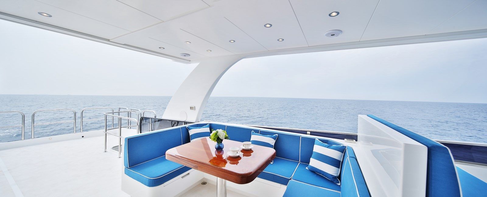 Купить яхту JOHNSON 80' FLYBRIDGE WHYDRAULIC PLATFORM 80 в Shestakov Yacht Sales