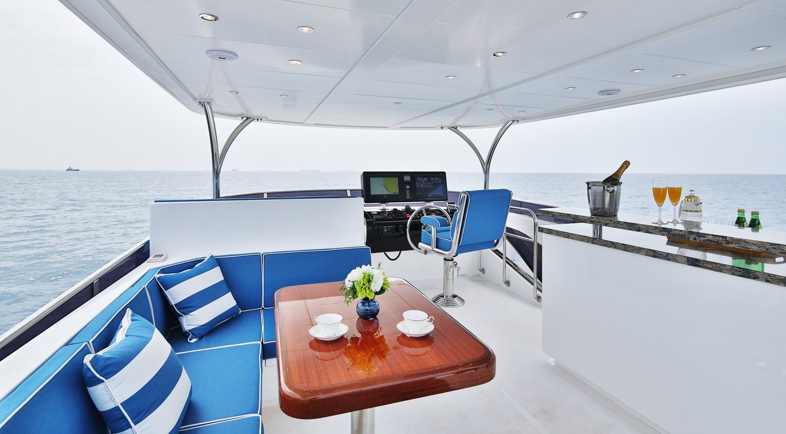 Купить яхту JOHNSON 80' FLYBRIDGE WHYDRAULIC PLATFORM - Johnson в Shestakov Yacht Sales