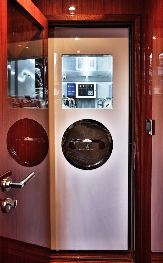 Купить JOHNSON 80' FLYBRIDGE WHYDRAULIC PLATFORM 2026