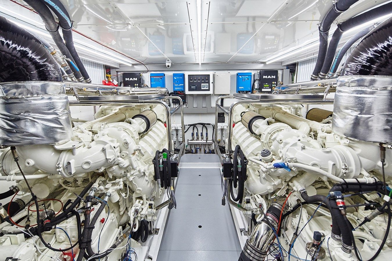 Продажа яхты JOHNSON 80' FLYBRIDGE WHYDRAULIC PLATFORM - Johnson