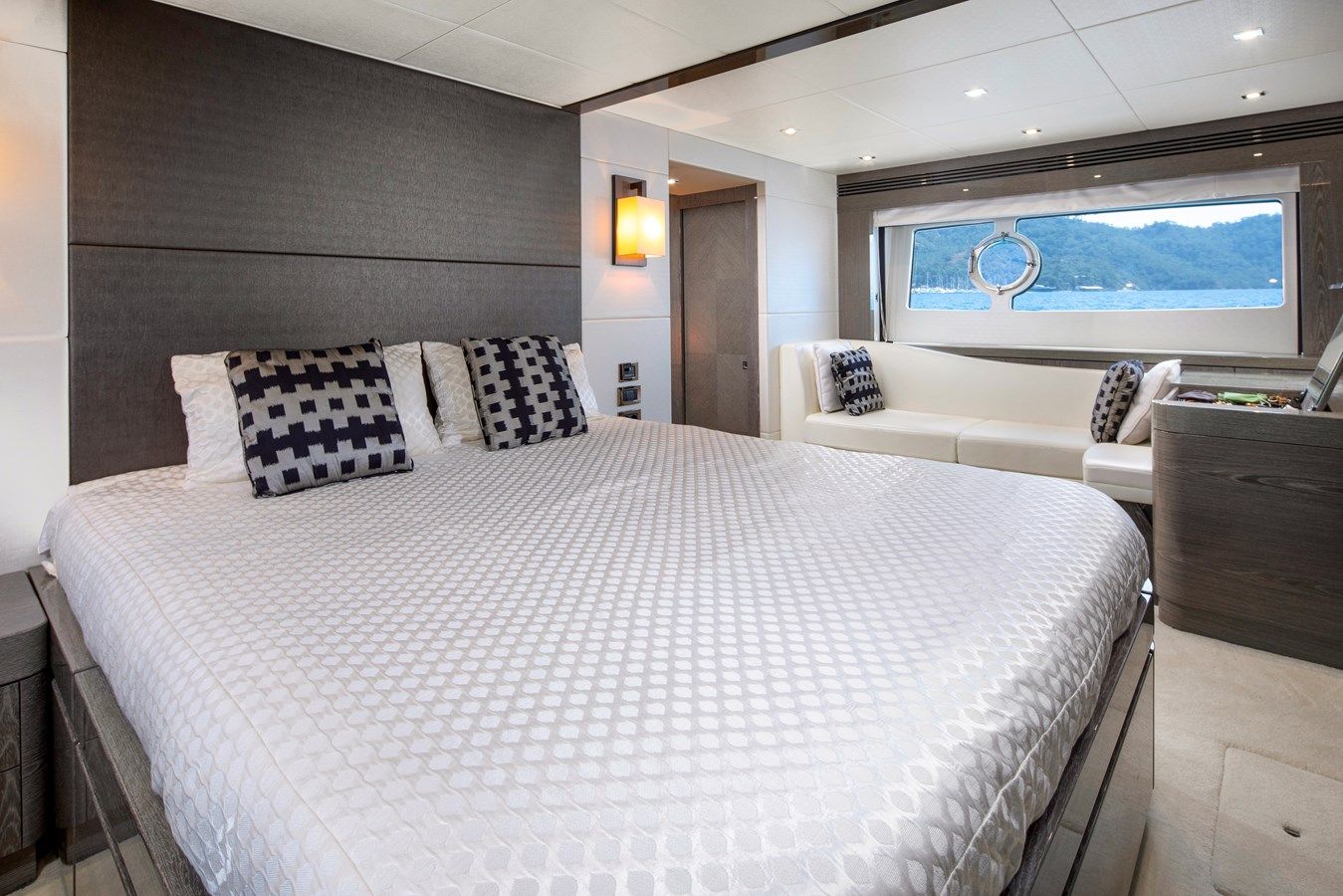 Купить яхту SUNSEEKER 75 YACHT 75 в Shestakov Yacht Sales