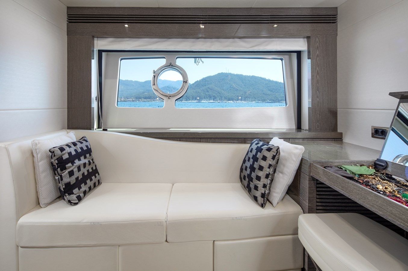 Купить яхту SUNSEEKER 75 YACHT 75 в Shestakov Yacht Sales