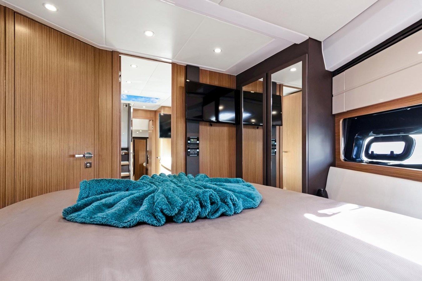 the best price on Azimut Atlantis 43