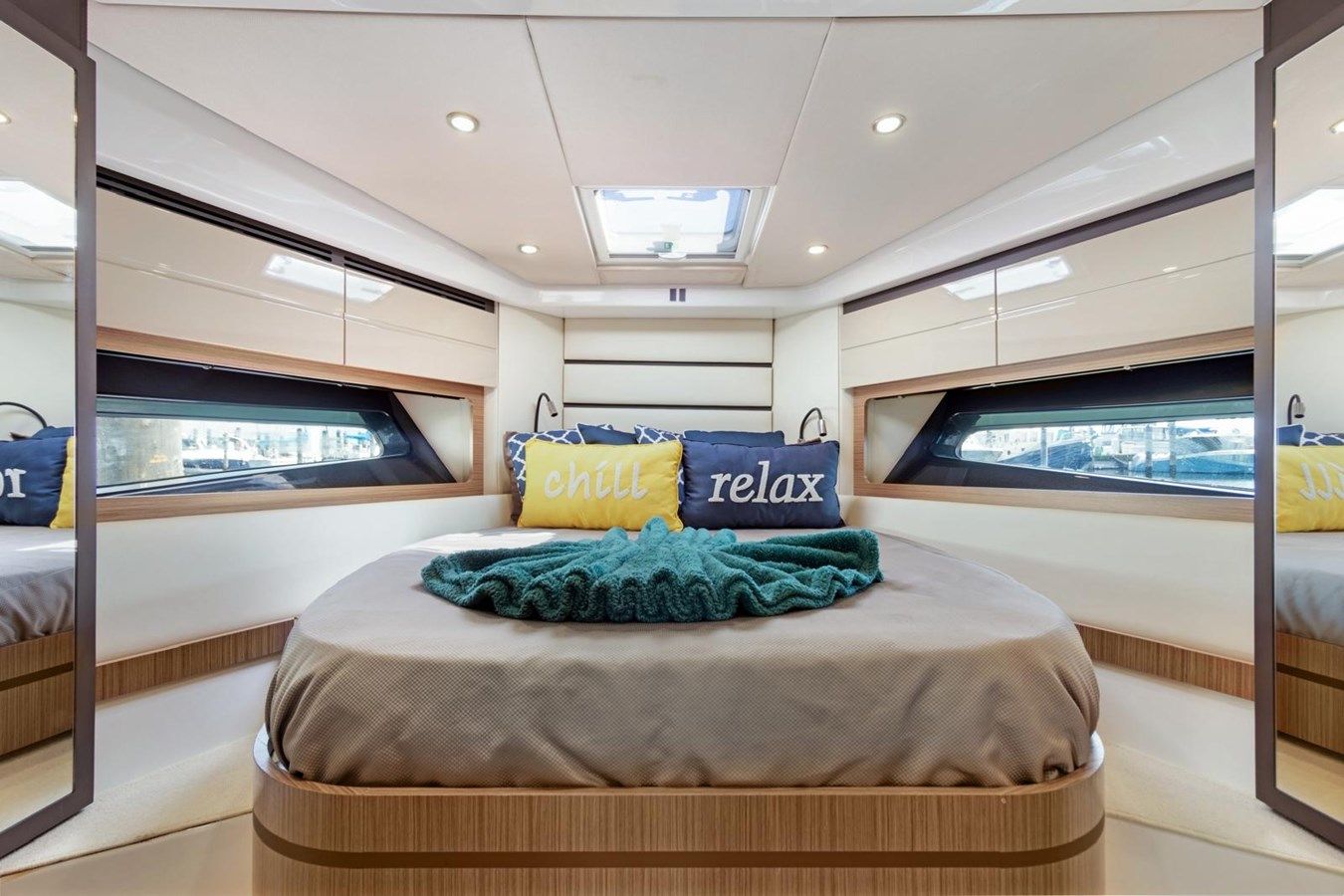 the best price on Azimut Atlantis 43 2016