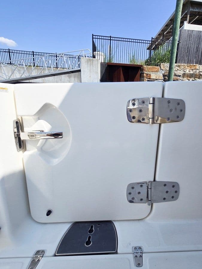 Buy a yacht Boston Whaler Outrage 33