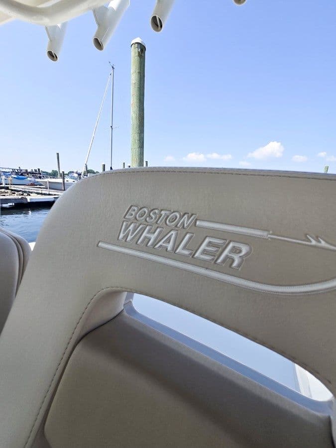 Boston Whaler Outrage 2017
